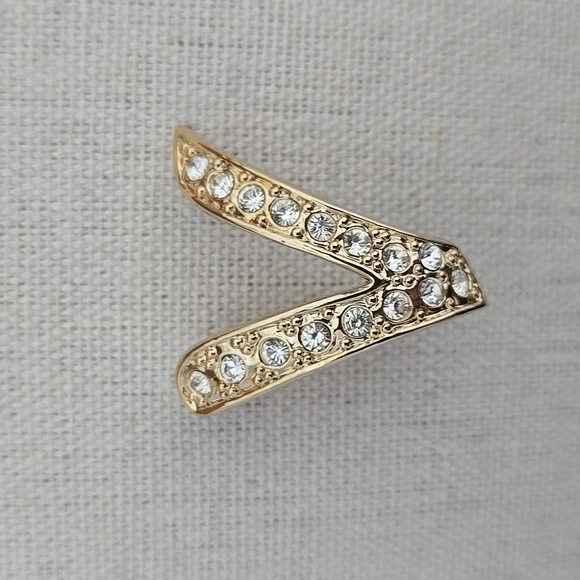 💥💥💥 3 FOR $20! "V" INITIAL RHINESTONE STUDDED BROOCH - Picture 1 of 3